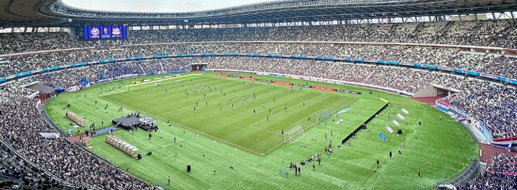 【2026年最新】国立競技場（MUFGスタジアム）持ち込みルール完全ガイド｜お弁当OK・アルコールNG！ペットボトル・マック・水筒のOK/NGをイベント別に解説